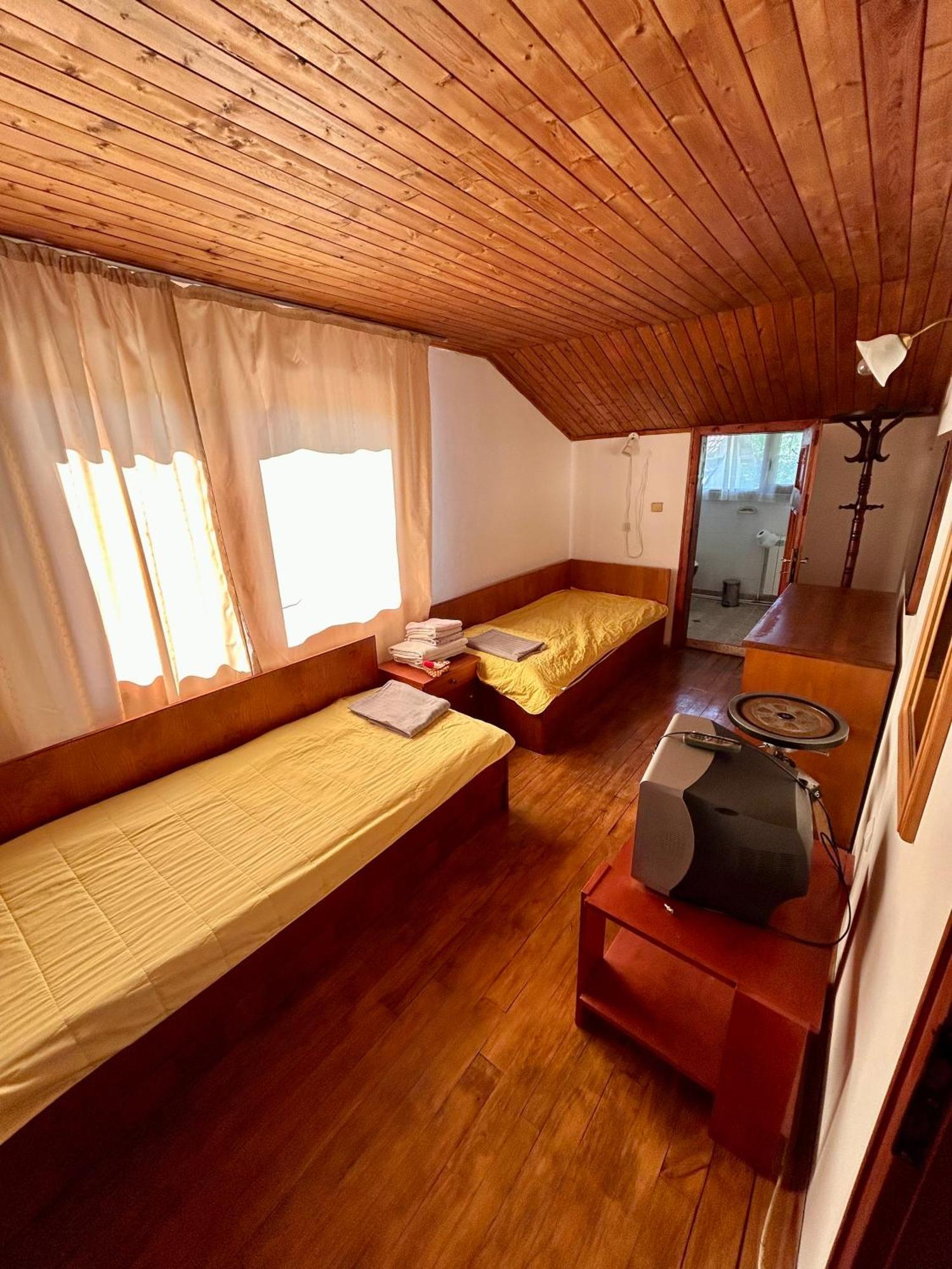Luylyana Guesthouse Рибарица Екстериор снимка
