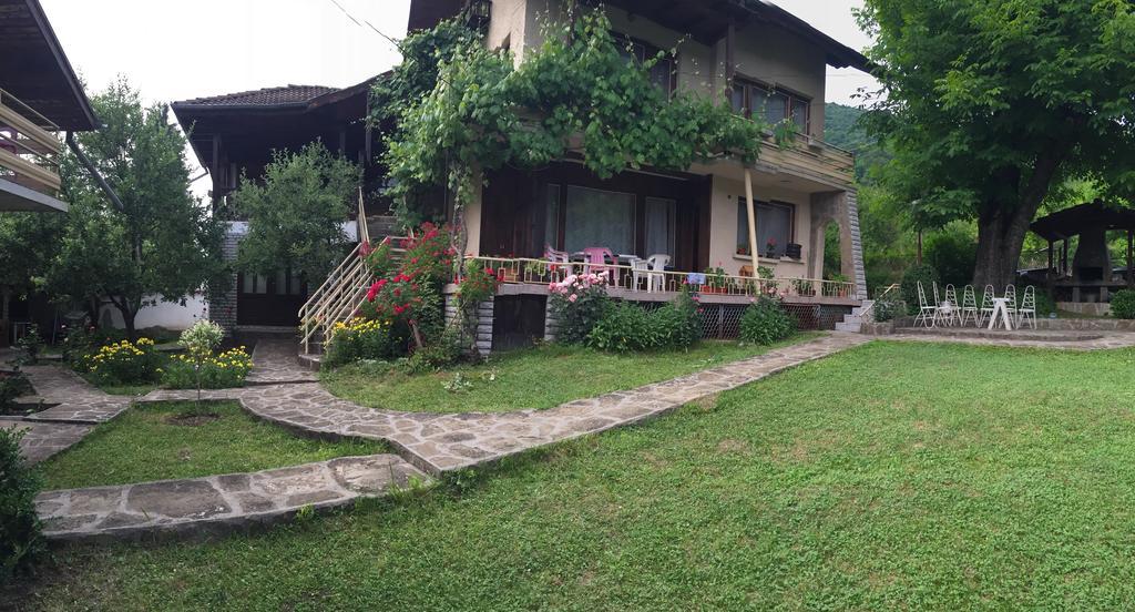 Luylyana Guesthouse Рибарица Екстериор снимка
