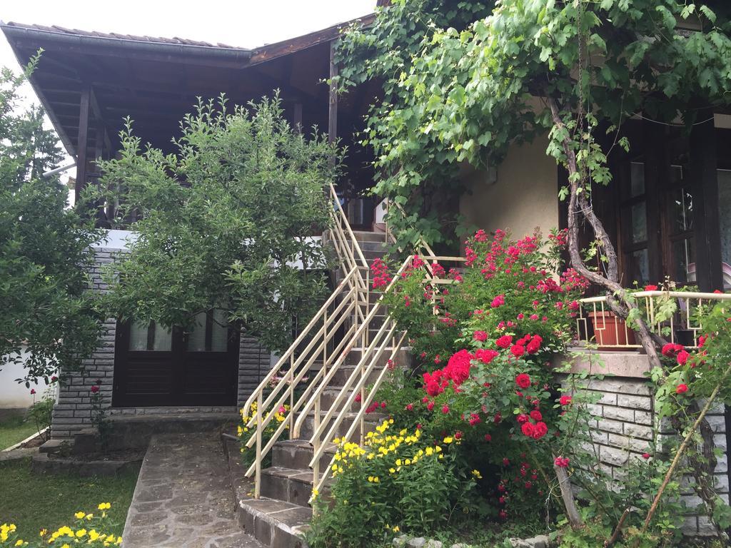 Luylyana Guesthouse Рибарица Екстериор снимка