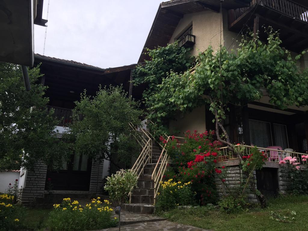 Luylyana Guesthouse Рибарица Екстериор снимка
