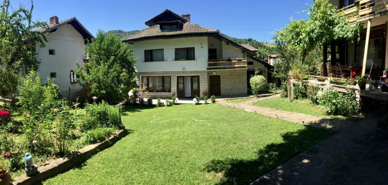 Luylyana Guesthouse Рибарица Екстериор снимка